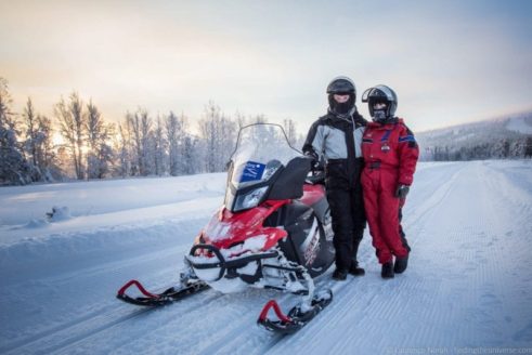 Laurence and Jessica snowmobiling Finland - Laurence Norah findingtheuniverse - Laurence